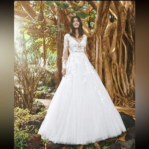 Brand New Pronovias Wedding dress style Maroon size 10 bridal and Veil